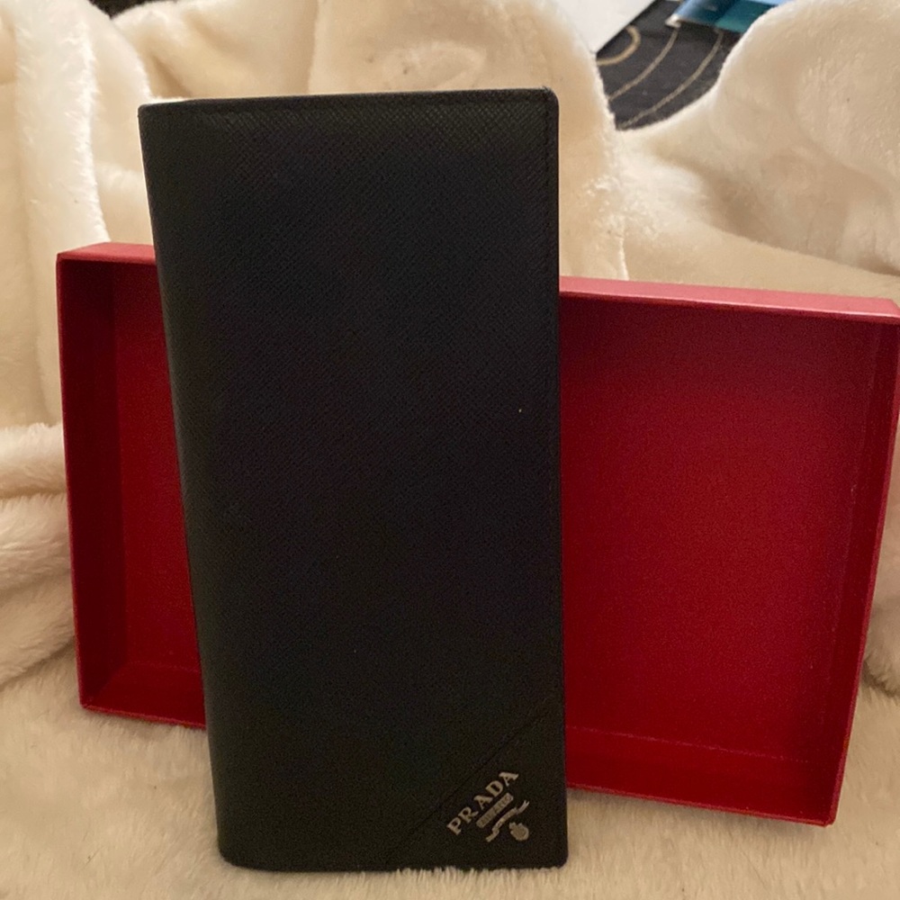 Prada black wallet EUC💋